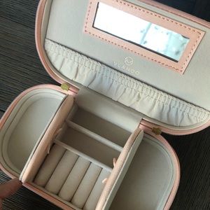 Vlando light pink jewelry case